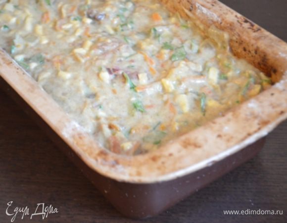 Вылить тесто в форму для кексов, сверху присыпать оставшимся сыром. 