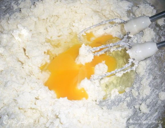 Размягченное масло (на маргарин желательно не заменять) взбиваем с сахаром до кремообразного состояния. Пытаться взбить до растворения сахара не надо))) По одному добавляем яйца комнатной температуры и каждый раз взбиваем до однородности.