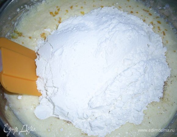 К массе добавляем просеянную с разрыхлителем муку. Все перемешиваем лопаткой до однородности. Тесто получается немного гуще, чем на оладьи.