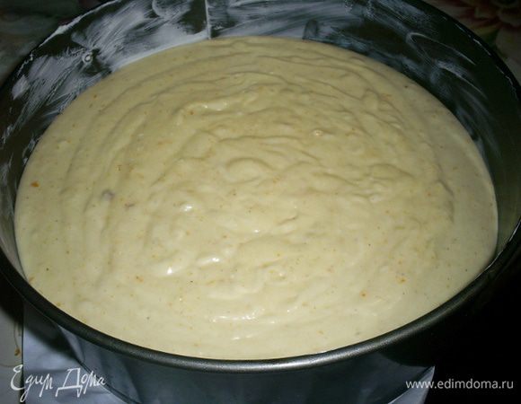 Выпекаем в форме (у меня 23 см), смазанной маслом при 180-190 градусах. Время выпечки 40-50 минут. У меня выпекался 50 минут. Готовность проверяем деревянной лучинкой. Из готового пирога она выходит сухой. Если пирог еще не готов, а верх слишком румянится, накройте форму бумагой для выпечки.