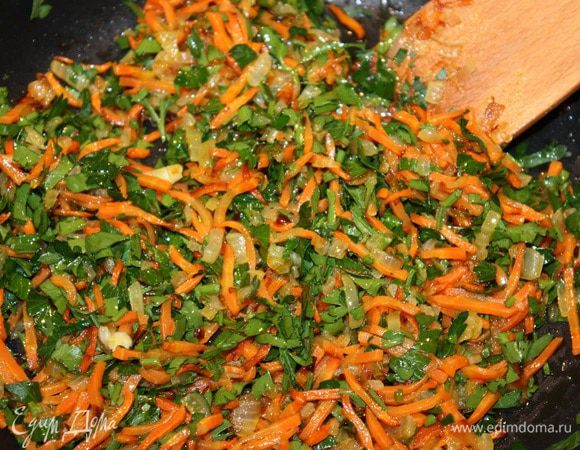 Лук, морковь и петрушку режем мелко и обжариваем (я бы сказала притушиваем) на слабом огне. Добавляем соль, перец по вкусу.
Орехи порезать, но не мелко.