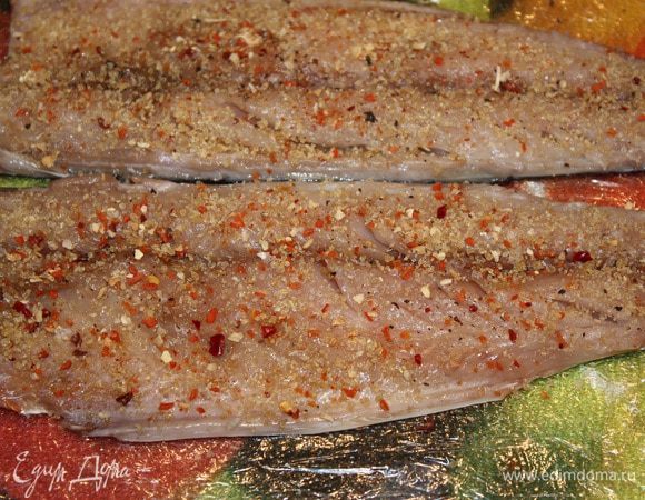 Скумбрию вымыть, удалить голову, внутренности и хребет. Вымыть и обсушить одноразовым полотенцем. При помощи пинцета удалить все косточки. Много времени это не занимает, так как костей немного и они легко прощупываются. Посыпаем скумбрию солью, перцем, специями для рыбы и желатином.