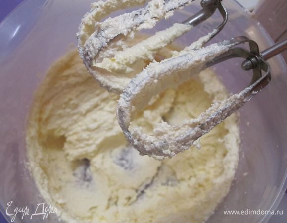 Для бисквита 130 грамм размягченного сливочного масла взбить с  1 стаканом сахара.