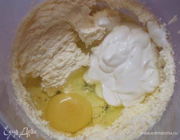 Добавить 1 яйцо и 3 столовые ложки сметаны.