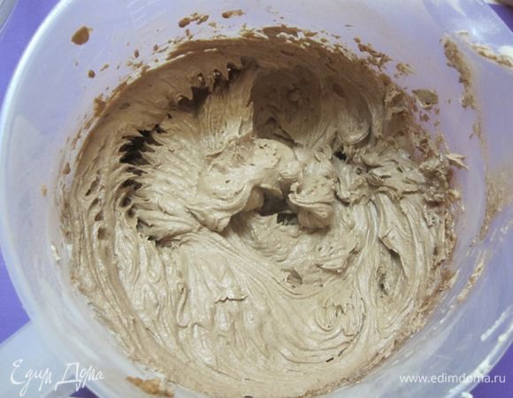 Всыпать 1 стакан муки с разрыхлителем, содой и какао. Аккуратно перемешать.