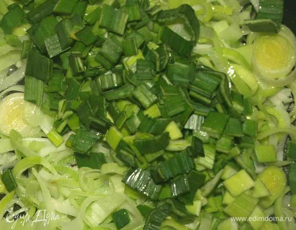 Отправляем на раскаленную сковороду, предварительно добавив растительное масло. Доводим лук до готовности, добавляем мелко нарезанный укроп, щепотку соли (или по вкусу). Даем остыть. 