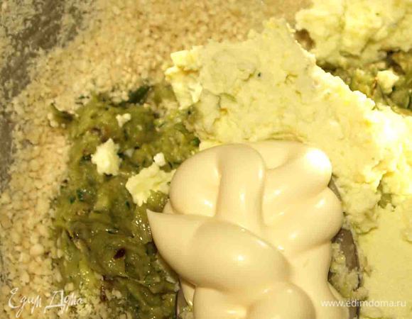 Лук, яйца, орехи кешью измельчаем в блендере.  Соединяем с орехами и добавляем майонез. Все тщательно перемешиваем.  




