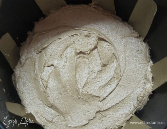 В чашу мультиварки уложить полоски бумаги для выпечки, чтобы было легче доставать торт. Выложить тесто. Выпекать на программе "Выпечка"  40 минут.