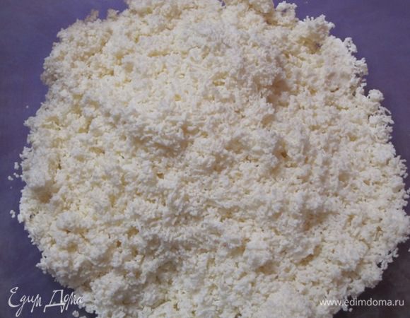 Для творожного слоя творог протереть через сито.