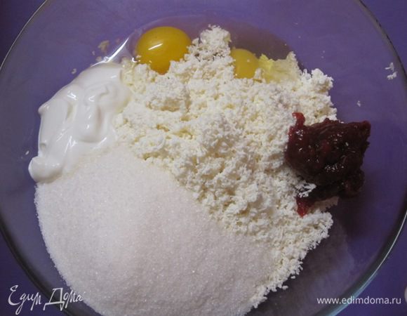 Добавить 2 яйца, 1/2 стакана сахара, 2 столовые ложки сметаны, варенье, хорошо перемешать.