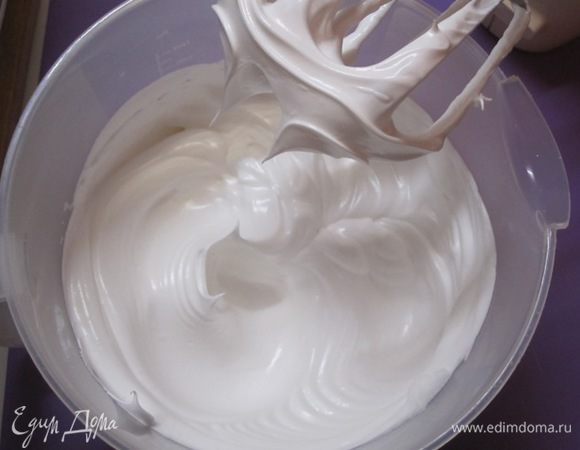 Взбить белки  с 2/3 стаканами сахара до твердых пиков.