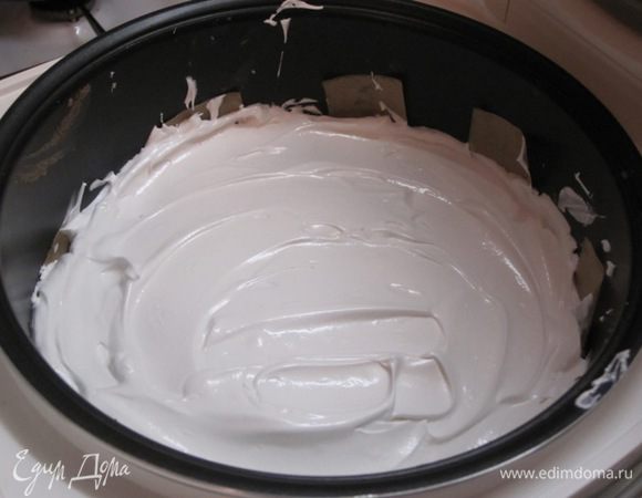 Выложить взбитые белки на творожный слой. Готовить на программе "Выпечка" 65 минут. После звукового сигнала не открывать крышку 10 минут. Затем открыть и остудить торт в мультиварке.