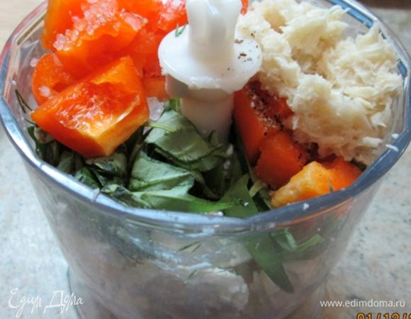 В чашу блендера поместите зелень, сыр, хрен (у меня готовый, от бабушек с рынка), половинку болгарского перца, предварительно порезанного (оставьте одну полосочку для украшения), посолите-поперчите по вкусу.
Взбейте массу до однородности.
