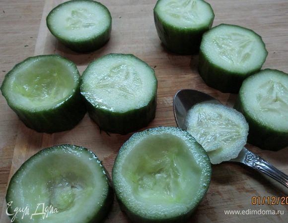 Огурцы нарежьте на «пеньки», чайной ложкой аккуратно удалите сердцевину.