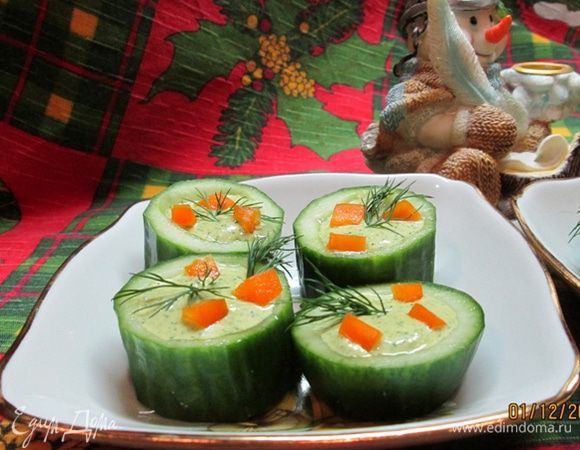 Наполнить огуречные «стаканчики» сырной массой, украсьте болгарским перцем и укропом и подавайте!