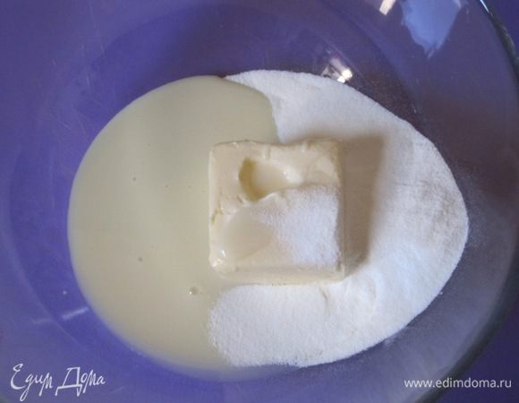 Для крема в миску выложить  100 грамм размягченного сливочного масла, 3 столовые ложки сгущенного молока и 3 столовые ложки сухого молока.