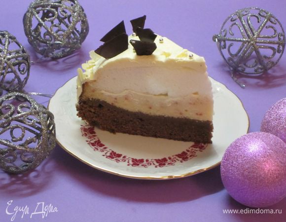 Намазать бока кремом, украсить лепестками миндаля. Верх торта смазать кремом. Шоколад разломать по намеченным линиям на треугольники, украсить верх торта. Посыпать серебряными бусинками. Поставить в холодильник на 2-3 часа.