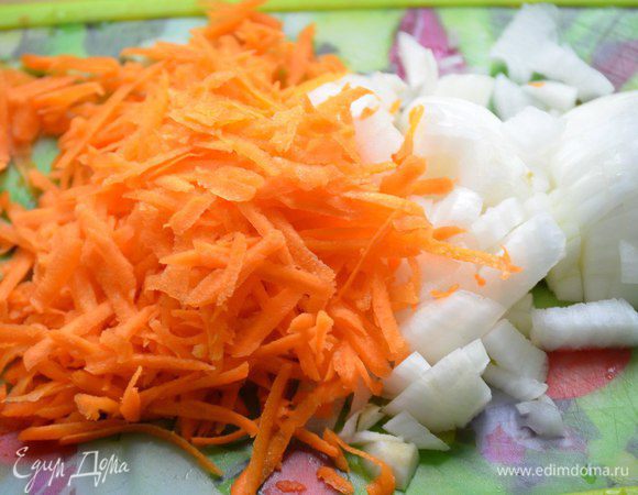 Луковицу не очень мелко порезать, морковь натереть на крупной терке