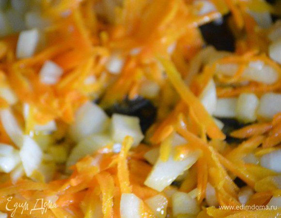 Овощи обжарить на растительном масле почти до готовности в глубокой сковороде.