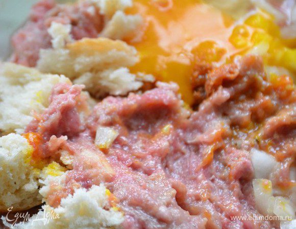  В фарш добавить 2 ломтика хлеба, картофель натертый на мелкой терке, яйцо, соль, перец, приправы к мясу по вкусу, хорошо перемешать