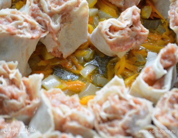 Затем их поставить по кругу на готовую зажарку из лука и моркови, разрезом вниз.