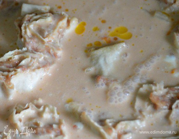 Для соуса: смешать сметану, томатный соус, добавить соль, перец по вкусу. Влить стакан кипятка в соус, перемешать.Залить рулетики приготовленным соусом, плотно закрыть крышкой и тушить на медленном огне 20 минут. Выключить и еще минут 10 не открывать крышку. По желанию посыпать зеленью.