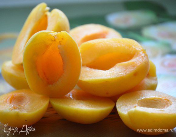 Абрикосы разделить на половинки, удалить косточки.