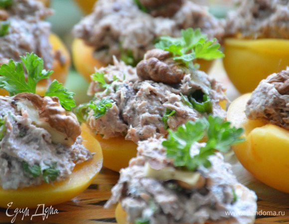 На половинки абрикосов выложить мусс, посыпать рублеными орехами, украсить зеленью. 
Приятного аппетита!