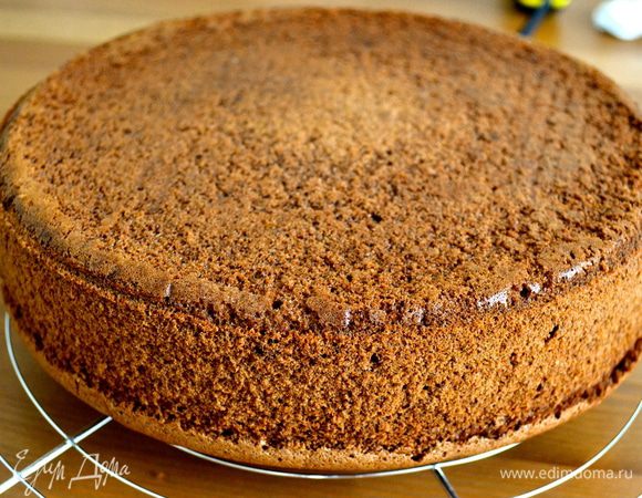 Готовый бисквит достать из духовки и полностью остудить на решетке.