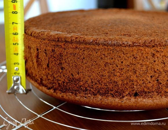 Бисквит получается красивый, достаточно высокий..., примерно 6 см. Я его всегда делаю накануне, таким образом даю ему как следует "отдохнуть", а после его и разрезать легче.