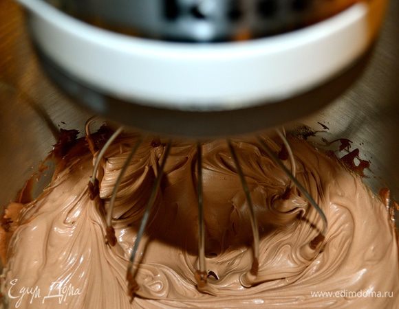 Перейдем к подготовке крема. В чаше кухонного комбайна (или с помощью ручного миксера) взбить размягченное сливочное масло (250 г) и шоколадно-ореховую пасту (250 г) до получения пышной однородной массы. Переложите полученный масляный крем в большую миску и держите в прохладном месте (но не в холодильнике), пока мы будет заниматься следующим этапом в приготовлении крема...