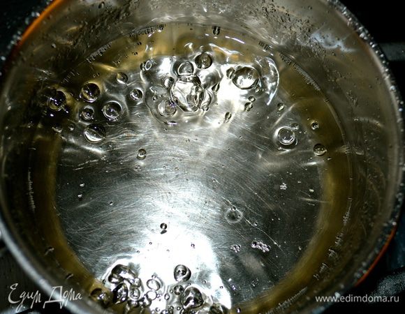 Займемся приготовлением итальянской меренги, которую добавим затем к нашему шоколадно-масляному крему. В небольшой ковшик налить воду (35 г) и положить 75 г сахара. Поставить на слабый огонь и дать закипеть, постоянно помешивая, чтобы сахар растворился. При приготовлении этого сиропа лучше всего пользоваться кухонным термометром... Кипящий сироп должен достигнуть температуры 121 С.