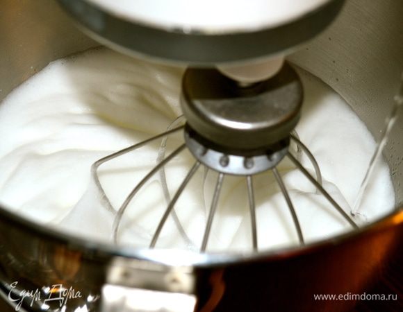 Тем временем начинаем взбивать белки (100 г) с оставшимся сахаром (25 г). Как только сироп достигнет нужной температуры, начинаем вливать его тонкой струйкой в белки (не переставая взбивать). Взбивайте до тех пор, пока масса не станет плотной, гладкой, блестящей и воздушной, а также до полного остывания массы. (Если термометра у Вас нет, не беда! Просто дайте полностью раствориться сахару в воде, помешивая ложкой. Сироп должен стать полностью прозрачным и кипеть как минимум 1 минуту.)