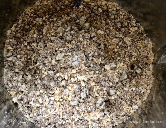 Измельчаем их с помощью блендера до крошки, но не в порошок!