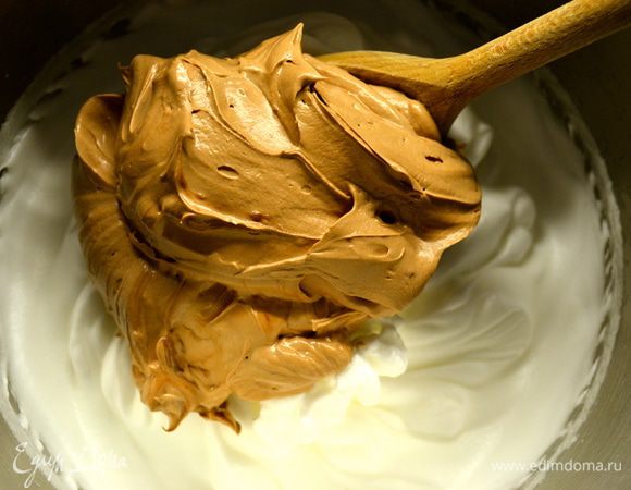 Теперь заканчиваем приготовление нашего крема! В готовые взбитые белки добавляем по частям шоколадно-масляный крем и аккуратно перемешиваем до однородности.