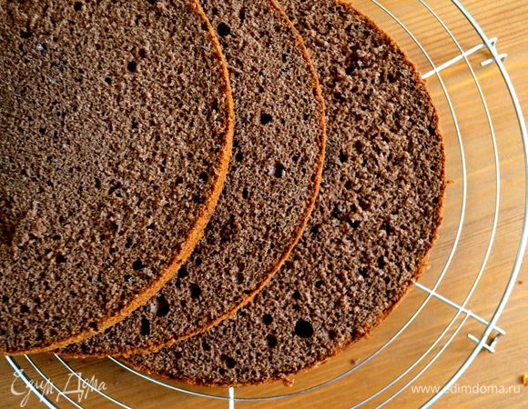 Теперь берем бисквит и разрезаем его на три одинаковых коржа.