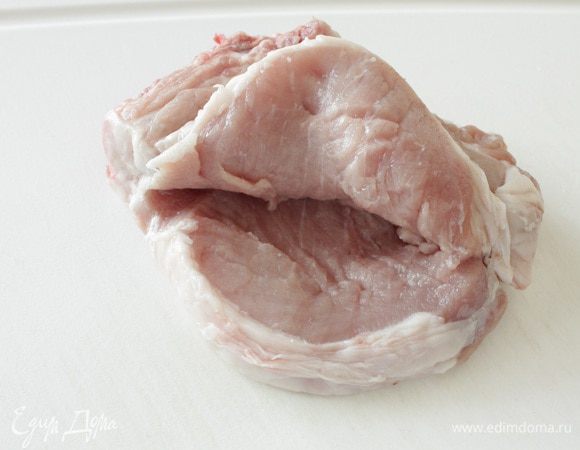 В каждой отбивной сделать глубокий карман-разрез, стараясь, чтобы половинки отбивной оставались целыми.