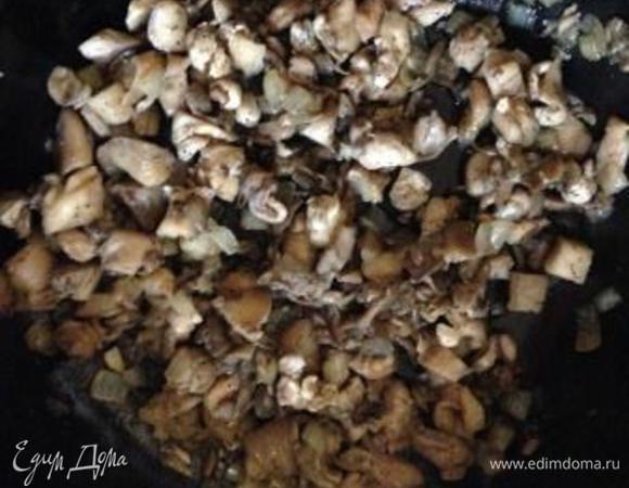 Луковицу очистить, нарезать мелкими кубиками, обжарить на растительном масле до прозрачности. Добавить нарезанные кубиками грибы и жарить до готовности. В конце посолить, поперчить. Остудить.