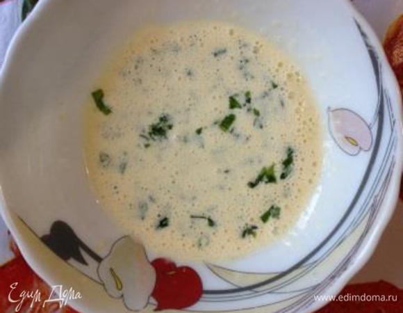 Для теста взбить венчиком яйцо, добавить майонез или сметану и мелко нарезанный зеленый лук. Посолить и поперчить по вкусу.