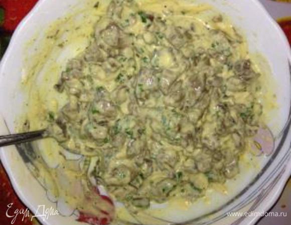 Добавить жаренные с луком грибы, тертый сыр, муку и хорошо перемешать.