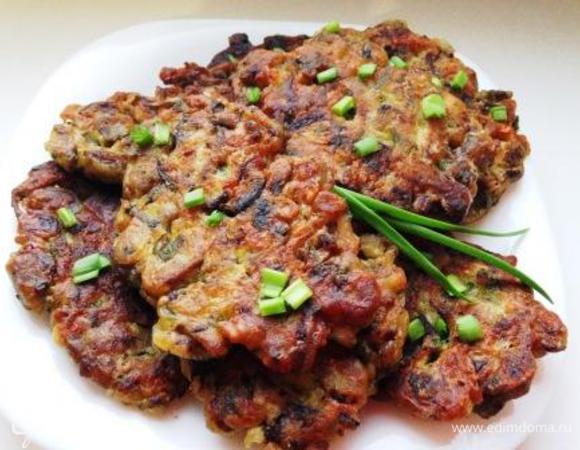 Подавать как самостоятельное блюдо со сметаной или с гарниром.