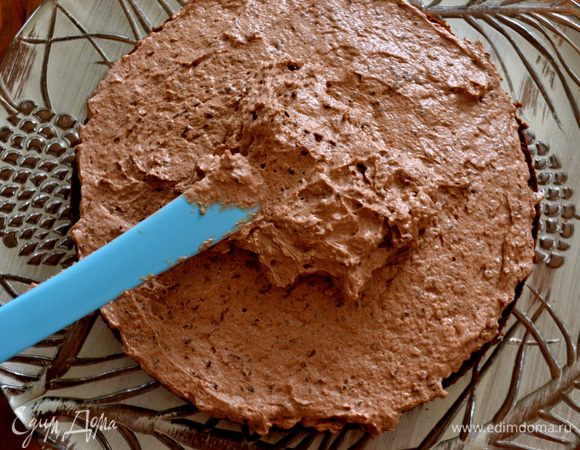 Крем нужно поделить визуально на две части, так как смываться кремом будут только 2 коржа, верхний корж кремом не смазываем!... Фактически, толщина коржов совпадает с толщиной крема... ))) Итак, первый смоченный молоком корж намазываем половиной крема.