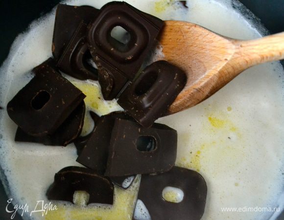 Не доводя до активного кипения сливки, добавить в кастрюльку кусочки шоколада. Помешивая деревянной ложкой, дать шоколаду полностью раствориться, масса немного загустеет. Отставить ганаш с огня и дать остыть... Далее, по рецепту предлагалось сразу нанести ганаш на торт. Первый раз я так и сделал, но мне показалось, что глазурь получилась слишком жидкой... В общем, я не до конца осталась довольна украшением. (((