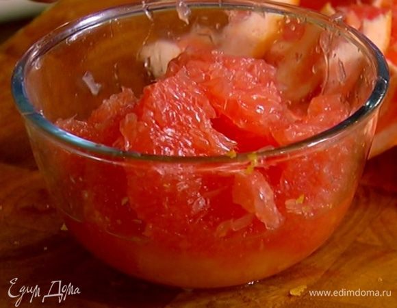 Соединить апельсиновую цедру с мякотью апельсина и грейпфрута.