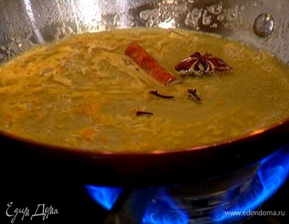 Сковороду поместить на огонь, всыпать сахар, влить цитрусовый сок, добавить бадьян, гвоздику, корицу и сварить сироп.