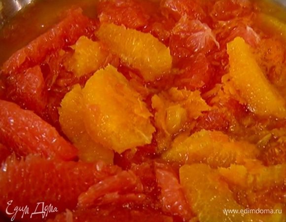 Когда сахар в сиропе полностью растворится, выложить в сковороду мякоть цитрусовых, влить коньяк и все немного прогреть, затем выключить огонь.