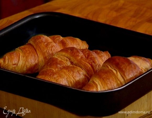 Круассаны отправить в разогретую духовку на 3–4 минуты.