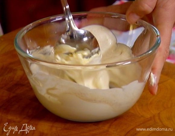 Приготовить соус, перемешав сметану, кленовый сироп и корицу.