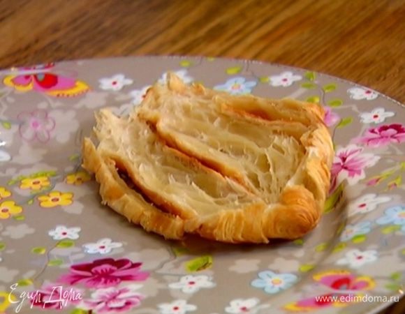 Круассаны надрезать сбоку вдоль, не прорезая до конца, и раскрыть.