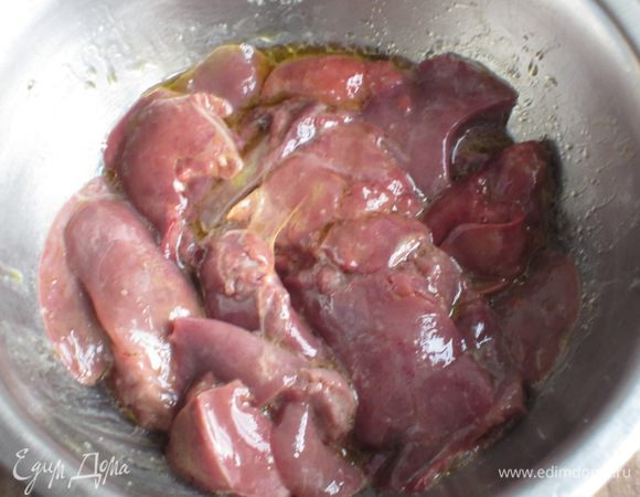 Печенку нарезать небольшими  кусочками, добавить лимонный сок, 2 ст. л. масла, посолить, поперчить, перемешать и отставить на 10 мин.